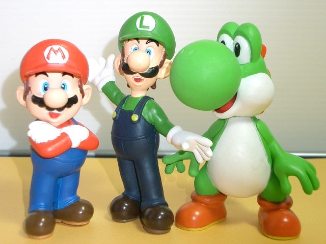 File:Pvc-figures-ds-yoshi-mario-luigi.jpg