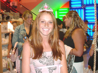File:Nintendo Street Team Peach lookalike 2.png