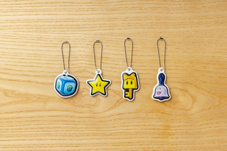 File:SMPJ 7-Eleven keychains.png