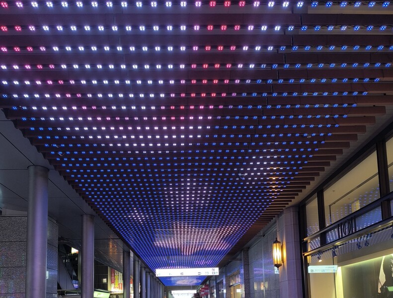 File:HnMH LED Sky Walk.jpg