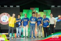 Paul (wearing the Mario Movie shirt and holding a Thank You printout), along with co-content creators and media on a photo opportunity at the end of the Duaw Davao opening ceremony