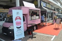The Malaysian "Negative Celsius" food truck vendor invoked Super Mario when advertising their ice-cream macaron burgers
