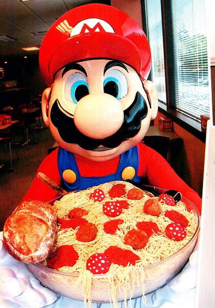 File:MarioEatingSpaghettiWithMushroomsAndMeatballs.jpg