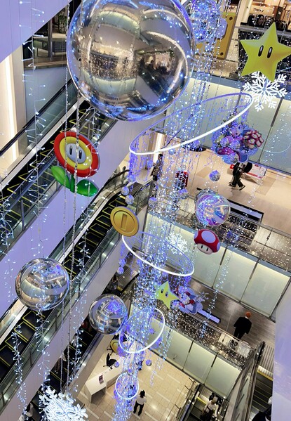 File:HnMH Holiday Spot Atrium.jpg