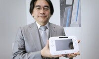 Satoru-Iwata-holding-a-Wii-U-GamePad.jpg