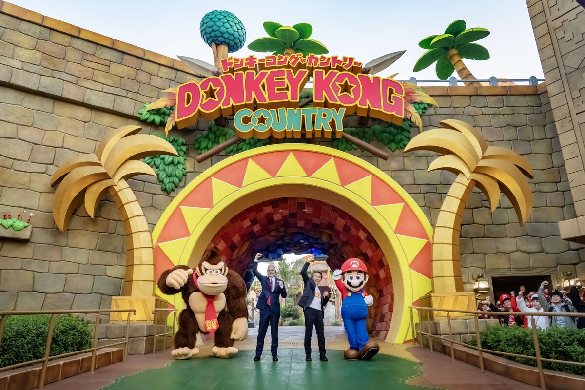 File:SNW DKC Grand Opening.jpg